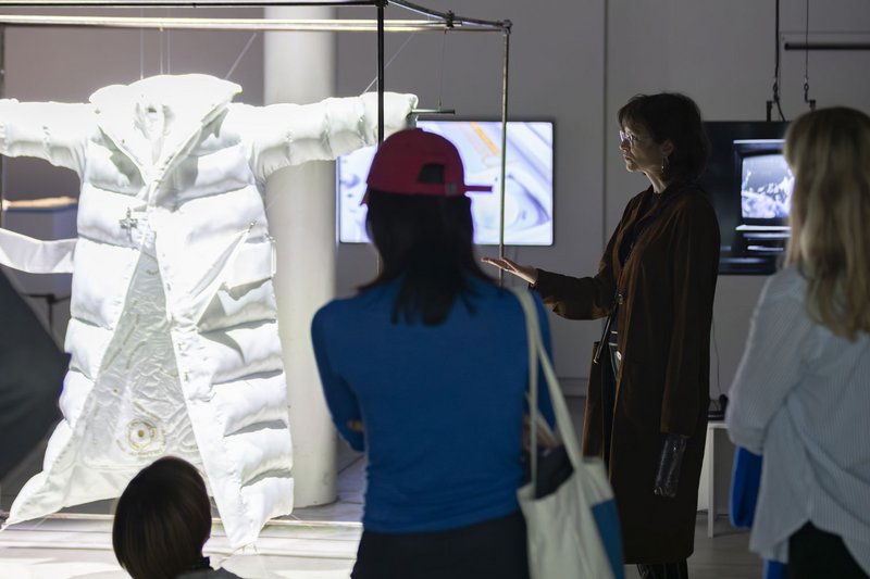 Martyna Marciniak spricht über ihre Arbeit «Anatomy of non-fact» vor dem nachgebauten Mantel des Balenciaga-Papstes.  © David Jäggi.