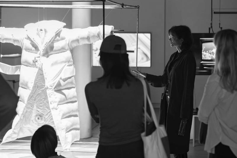 Martyna Marciniak spricht über ihre Arbeit «Anatomy of non-fact» vor dem nachgebauten Mantel des Balenciaga-Papstes.  © David Jäggi.