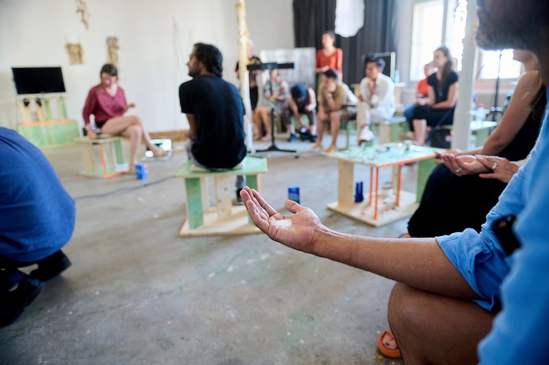 “COMPOST – Composting Knowledge”, Ausstellungs- und Veranstaltungsprojekt, 2022, Performance „Training to Access Ecology as a Migratory System #2 – Oceanic entanglements” von Stefanie Knobel & Samrat Banerjee. Foto: Anja Wurm