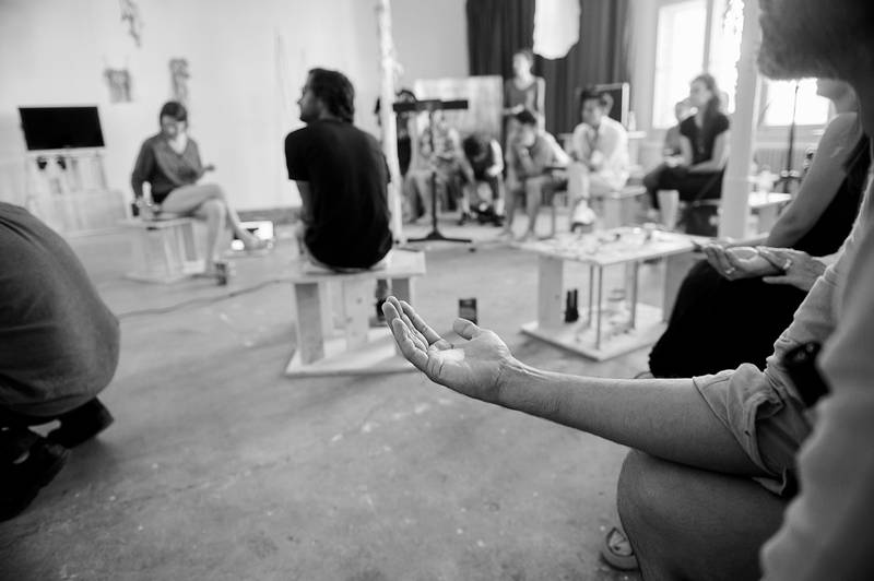 “COMPOST – Composting Knowledge”, Ausstellungs- und Veranstaltungsprojekt, 2022, Performance „Training to Access Ecology as a Migratory System #2 – Oceanic entanglements” von Stefanie Knobel & Samrat Banerjee. Foto: Anja Wurm