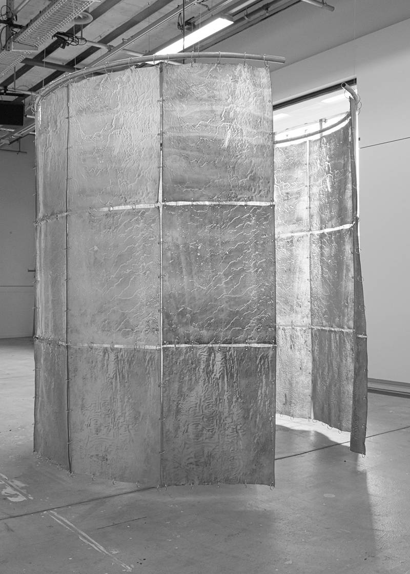 GETTING INTO A HAIR 2024 Latex, Aluminiumrohr, Stahlringe, Pflanzenschutznetz, Pappelholz, Installation mit Ton, Loop, 12'58"