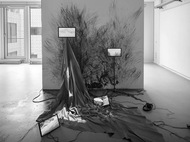 THE PURE MEMORY 2025 ​​​​​​​Multimedia-Installation, Lichtschutzvorhang, Tinte, Diffusor 300 x 150 × 300 cm