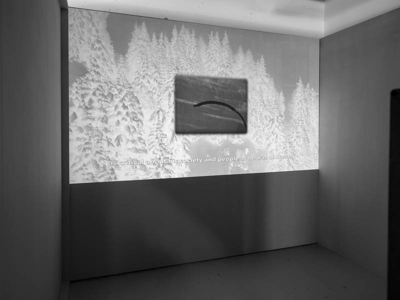 SNOW BLINDNESS 2025 ​​​​​​​Einkanal-Videoprojektion (Super-8 übertragen auf 2K, KI-generierte Sequenzen, Farbe, Ton, 19:24 Min.); MDF, Holz, Farbe, Aluminiumballons, Trockeneis 300 x 260 x 300 cm