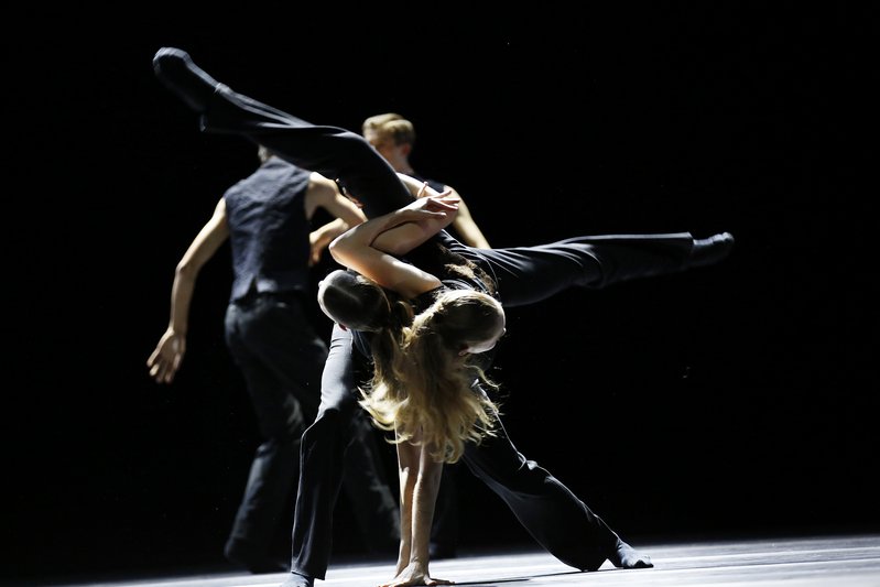 Foto von der Premiere der Vorstellung «Curtain Up» 2024 mit Tänzerinnen auf der Bühne
