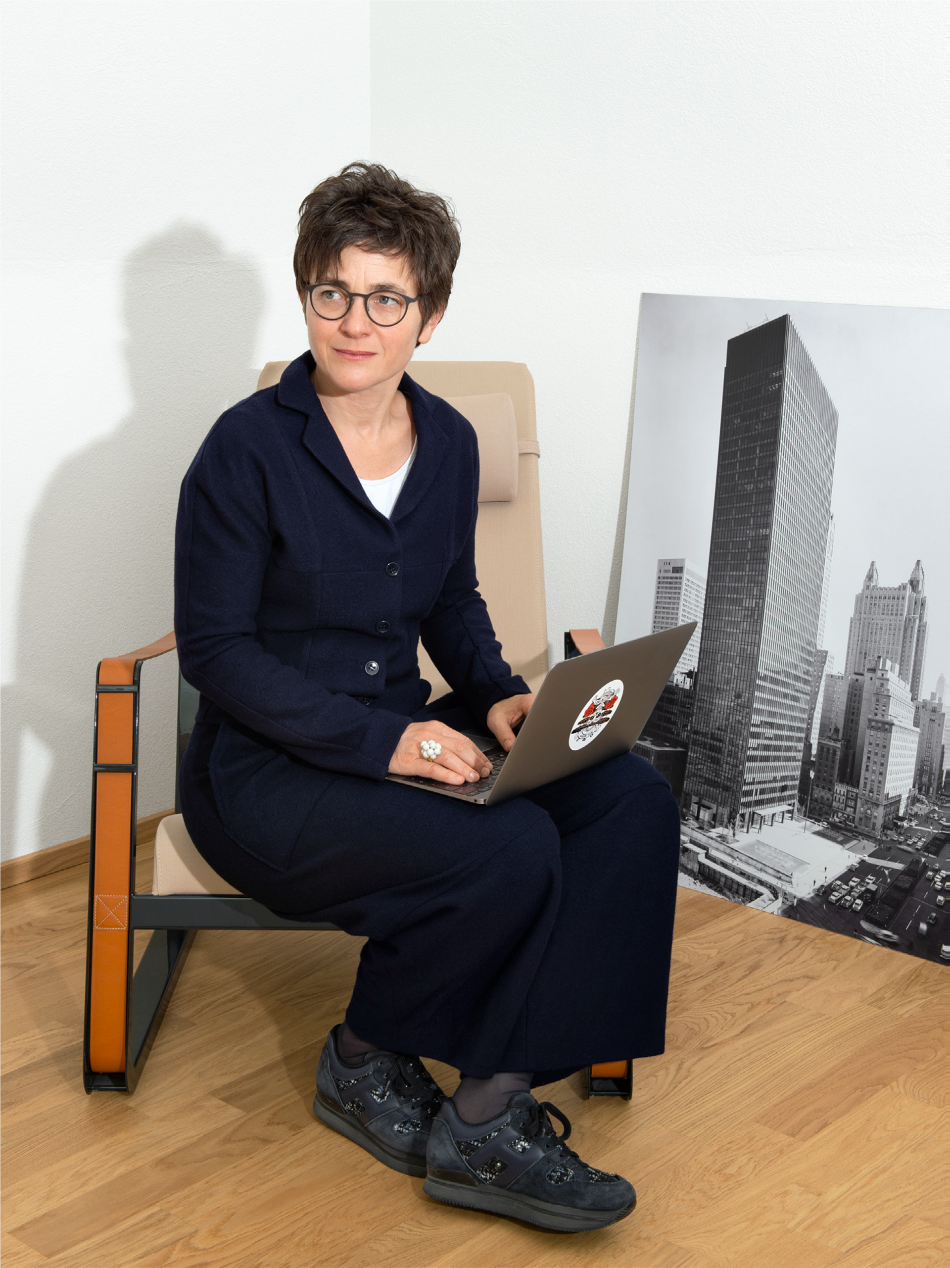 Bild: Porträt Susanne Schumacher mit Laptop