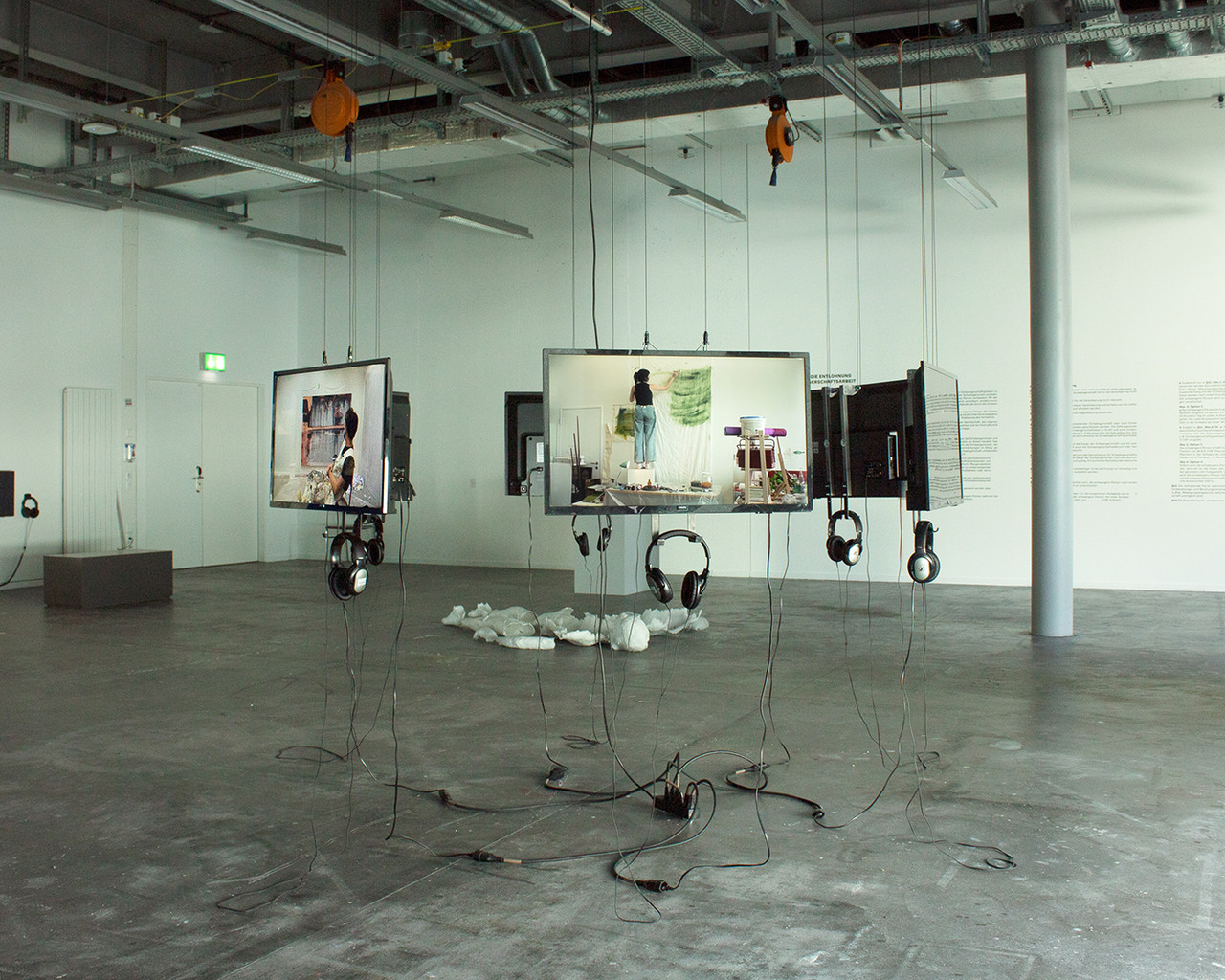 SERIOUS STUFF 2025 6-Kanal-Video, 94' 20" Variable Grösse