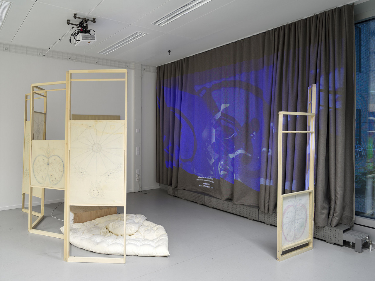 LIFE IS A QUIET ADVENTURE 2025 ​​​​​​​Einkanal-Videoinstallation (4:17 min, Farbe, Ton), Holz, Reispapier, Ölpastell 350 x 400 cm