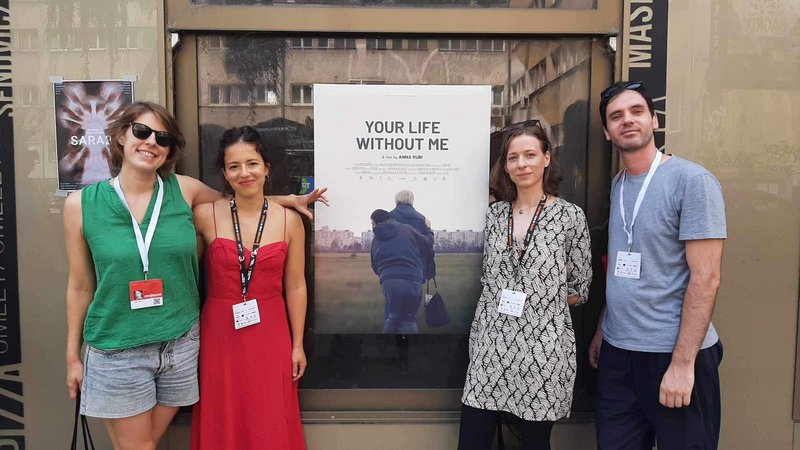 Das Team von 'Your Life Without Me' mit dem Filmposter. Foto: Dániel Daoud