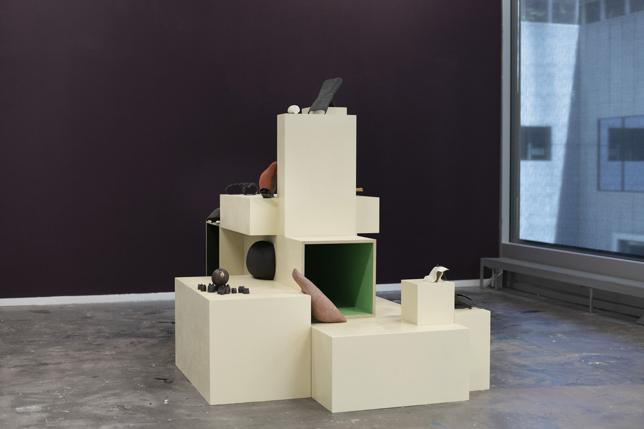 UNTITLED 2025 Keramik, MDF, Farbe 140cm x 208cm x 160cm