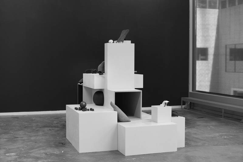 UNTITLED 2025 Keramik, MDF, Farbe 140cm x 208cm x 160cm