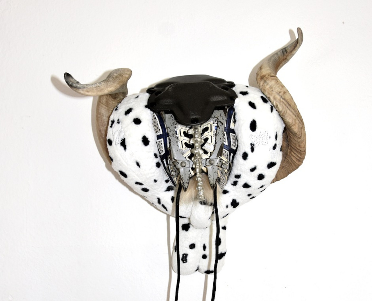 Bild: Partial feeling of brand new hopes, you know it’s gona be okay Sculpture faux-fur, shoes, metal, back-guard, horns, tin, twinkles. stuffed toys 33 x 36 x 20 cm, Lucca Süss, 2023