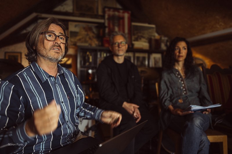 Erste Proben im April mit den Solist:innen und André Bellmont (links im Bild).
Credits: Sören Funk 