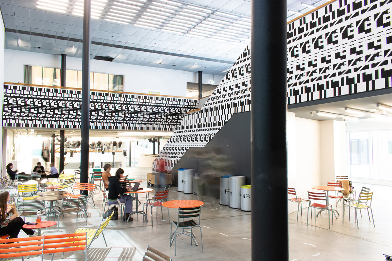 OHNE TITEL 2025 Tintenstrahldruck auf Tapete 210 x 1100 cm, 205 x 2160 cm