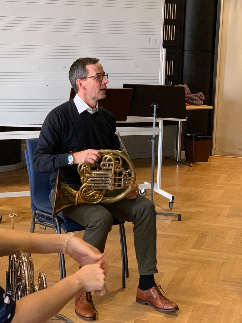 Prof. Mischa Greull unterrichtet anlässlich seines Besuches in Helsinki die Studierenden der Hornklasse der Sibelius Akatemia. Foto: Erja Joukamo-Ampuja