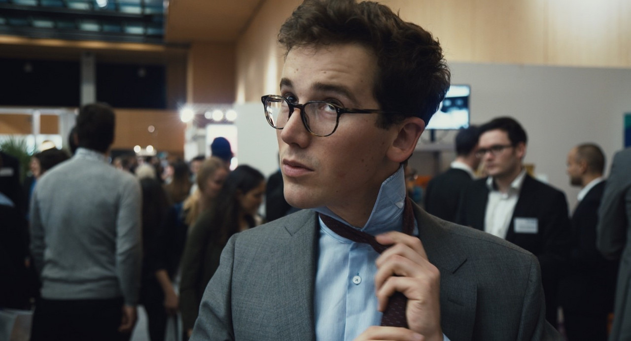 [Translate to English:] mann mit brille