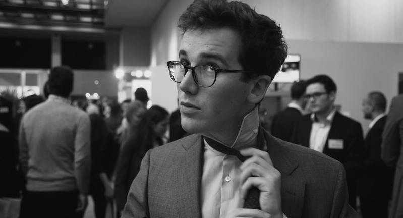 [Translate to English:] mann mit brille