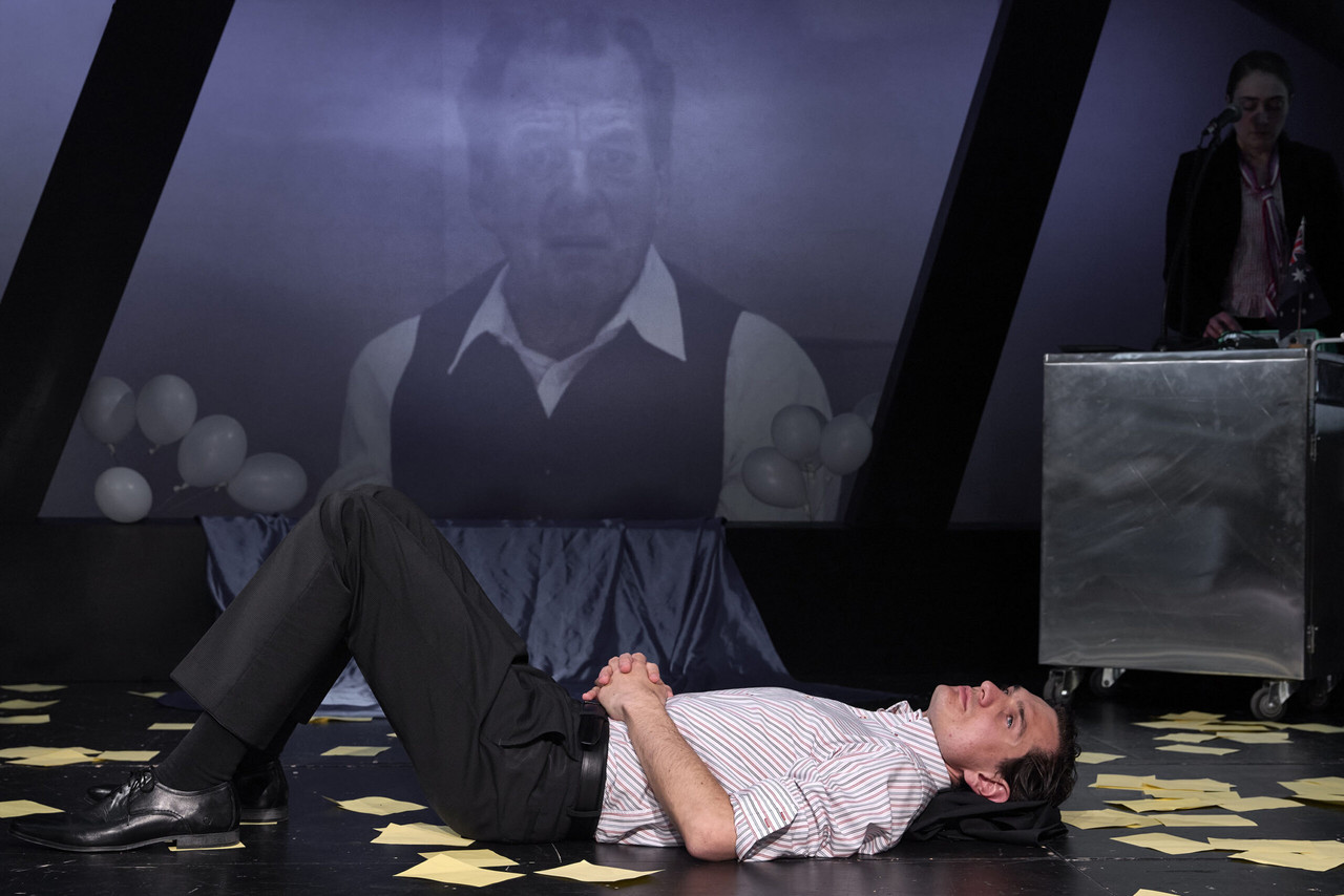 Rino Hosennen in «All Right. Good Night.», im Hintergrund Bernhard Hurm und Hannah Im Hof (Bildrechte: Theater Lindenhof)