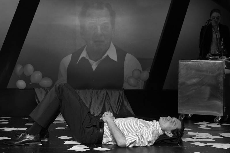 Rino Hosennen in «All Right. Good Night.», im Hintergrund Bernhard Hurm und Hannah Im Hof (Bildrechte: Theater Lindenhof)