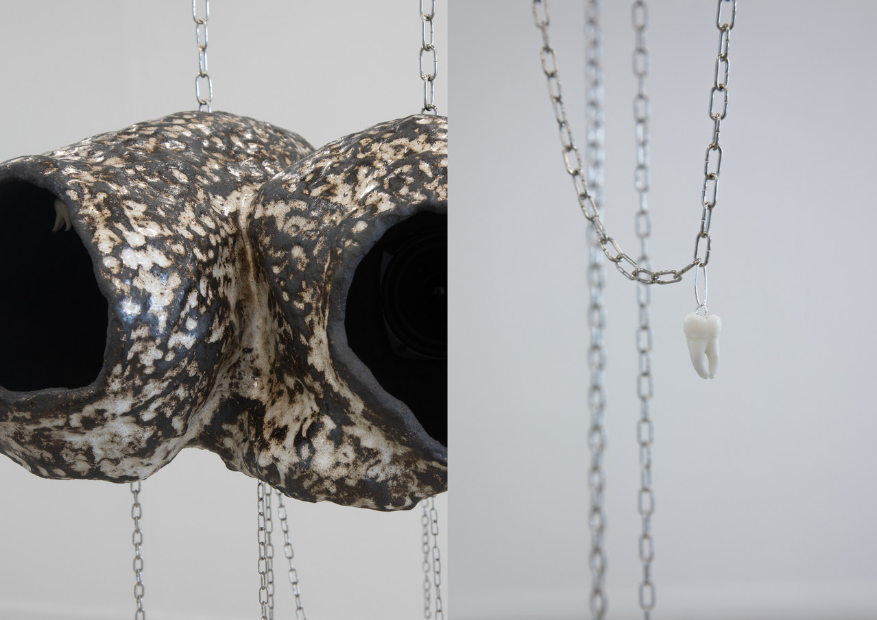 POSSIBILITY ITSELF BECOMES THE SIREN 2025 Audio 11’25“, Keramik, Ketten, Zähne, Lautsprecher Dimensionen variabel 