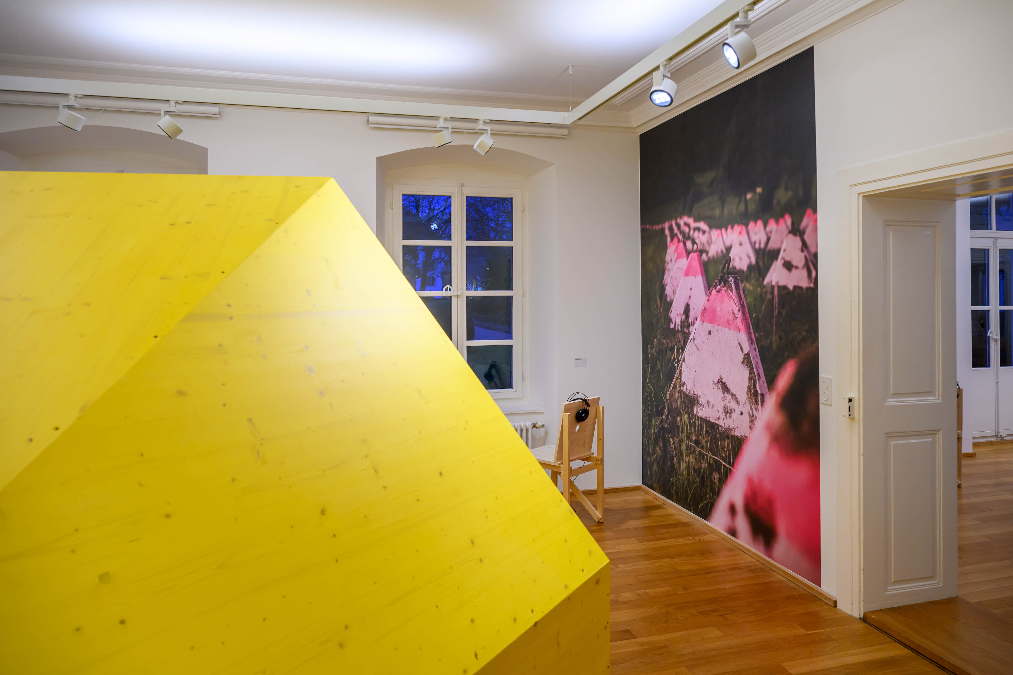 [Translate to English:] Ausstellung «Vergangenheit im Vorgarten. Die Panzersperre als Relikt», Foto: Peter Koehl