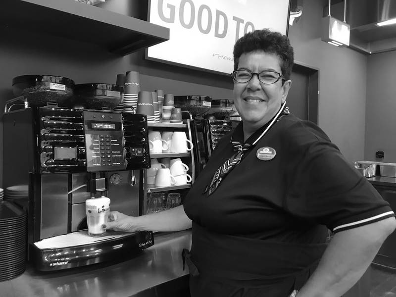 [Translate to English:] Frau an Kaffeemaschine